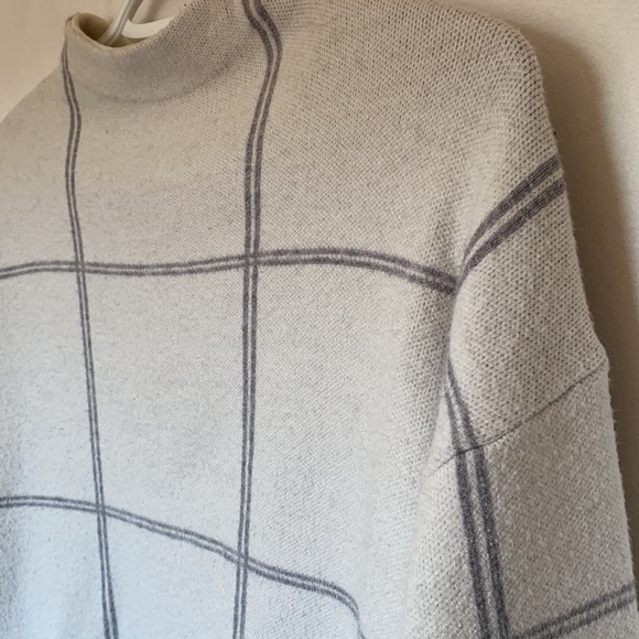 Tahari 3/4 sleeve knit shirt/sweater. - Picture 2 of 4